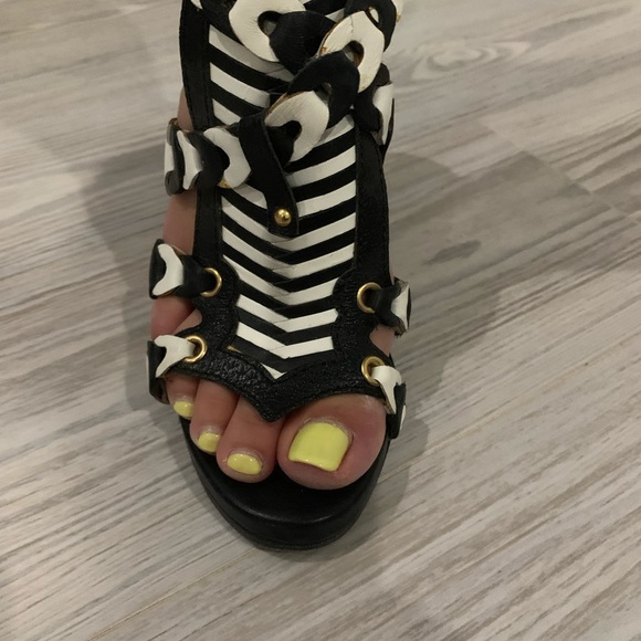 Gorgeous unique Balenciaga leather heeled sandals - Picture 9 of 10